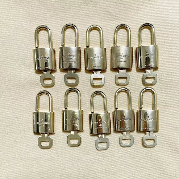 authenticity guaranteed LOUIS VUITTON LV 10 SET PADLOCK KEY BAG CHARM - Picture 2 of 4